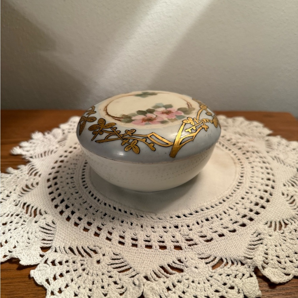 Elegant Vintage MZ Austria Hand Painted Porcelain Decorative Box